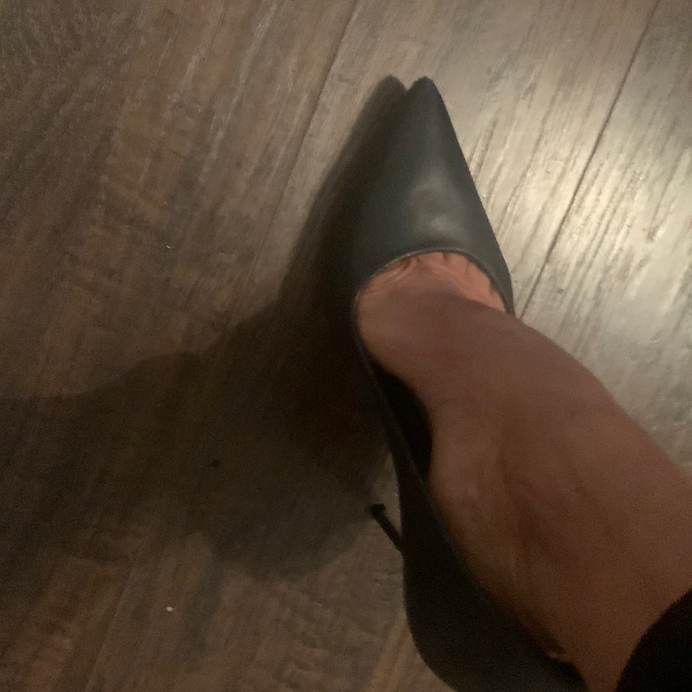 Black leather pump’s